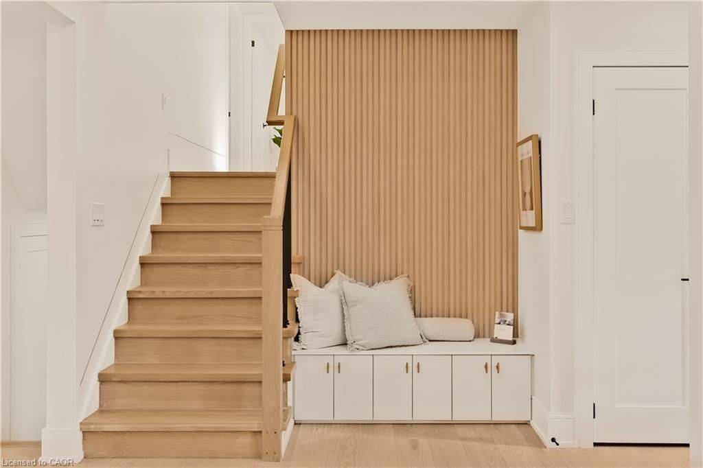 Burlington, ON L7L 2C9,257 STRATHCONA DR