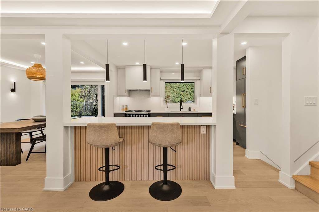 Burlington, ON L7L 2C9,257 STRATHCONA DR