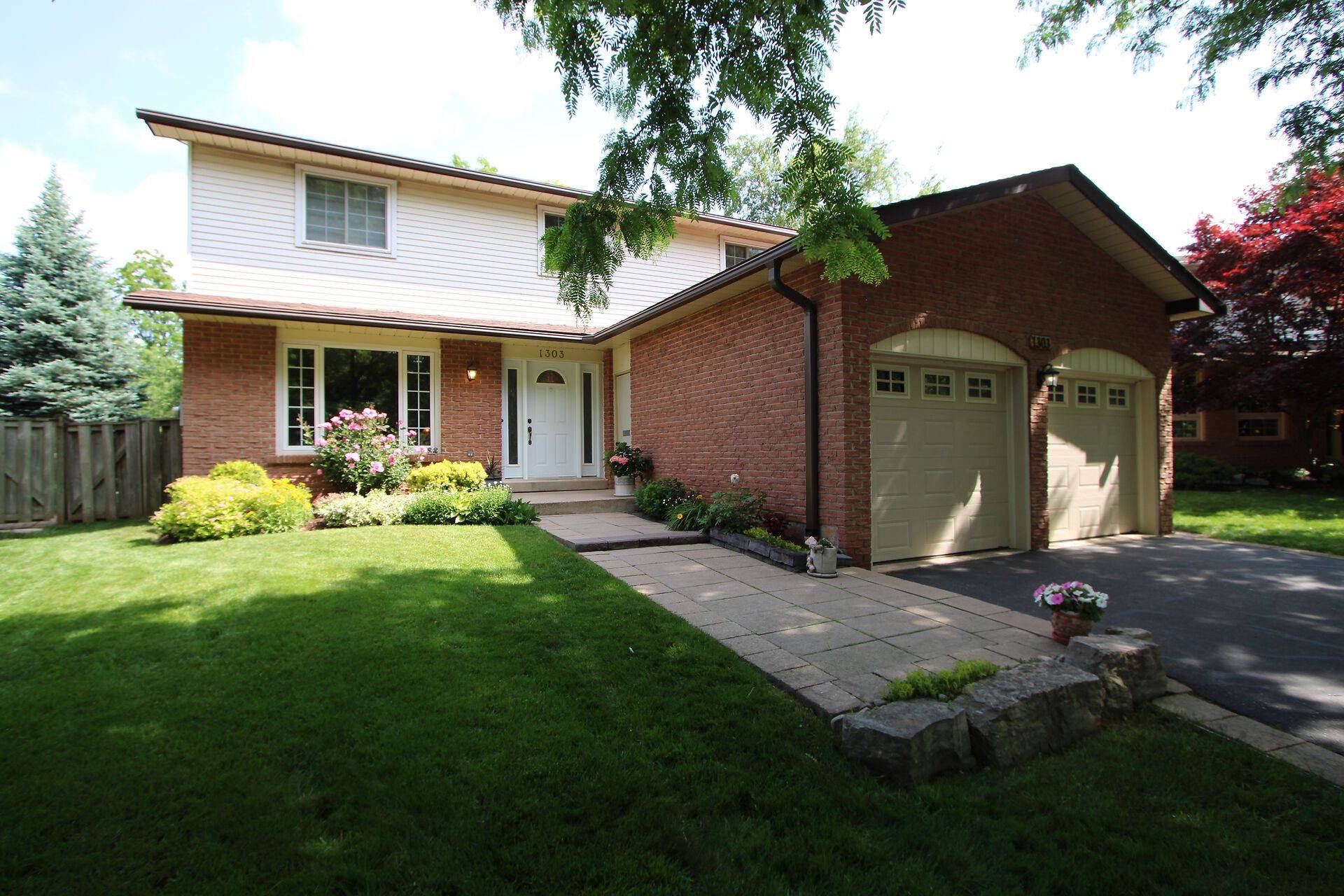Oakville, ON L6H 2W1,1303 Henley PL