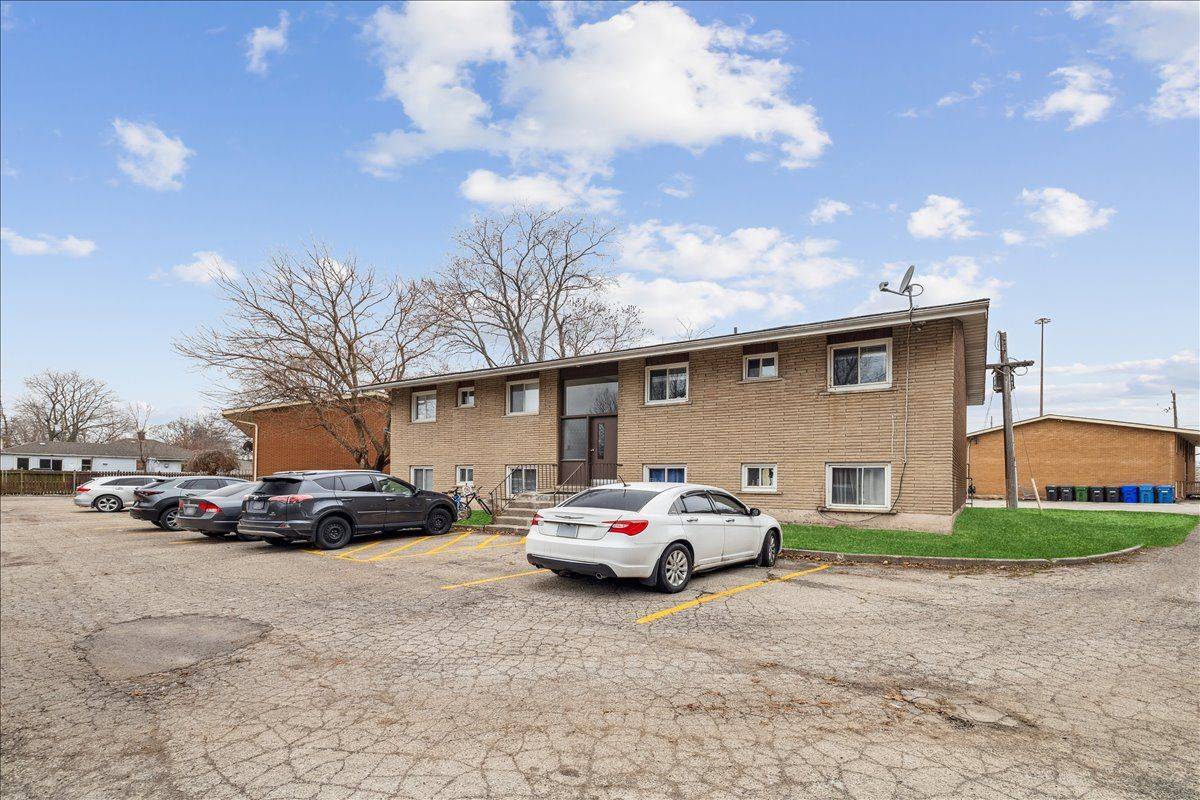 Burlington, ON L7R 3T3,2350 Queensway DR #3