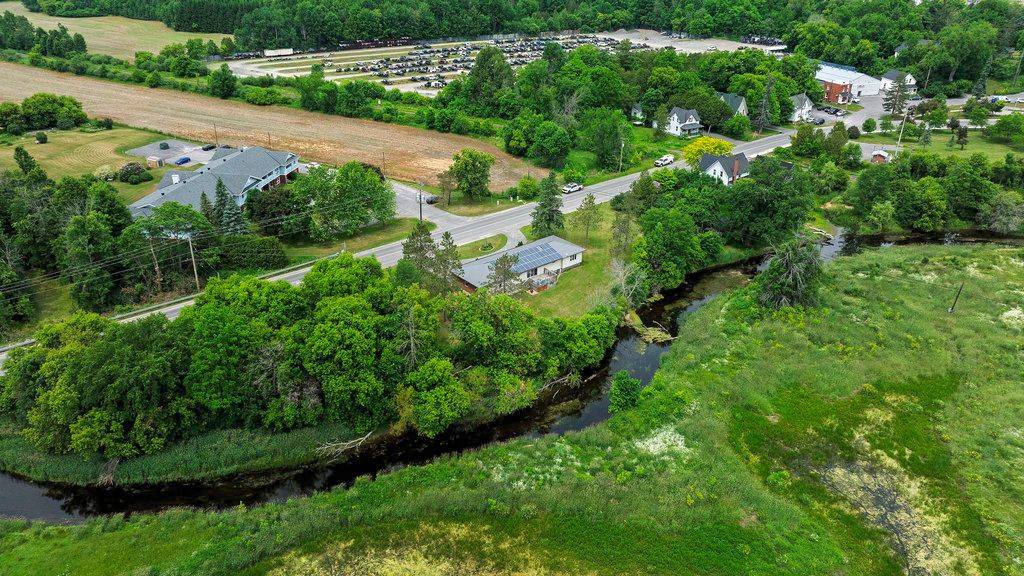 Carp - Huntley Ward, ON K0A 1L0,517 Donald B. Munro DR