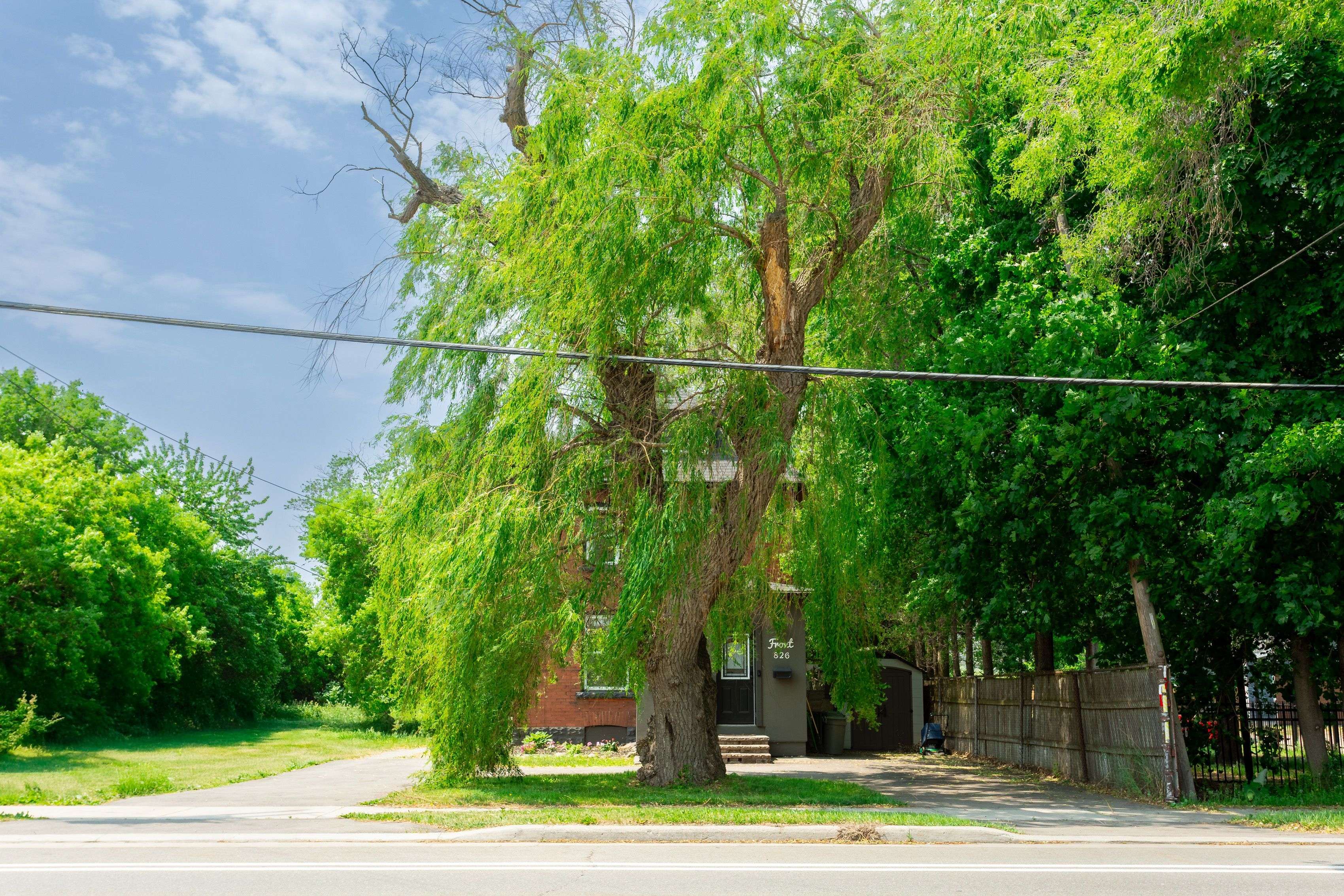 Hamilton, ON L8H 6Z4,826 Beach BLVD