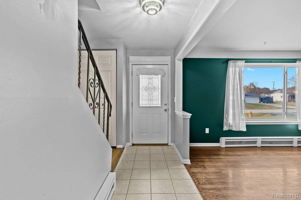 Waterford, MI 48329,2716 Ravenglass RD