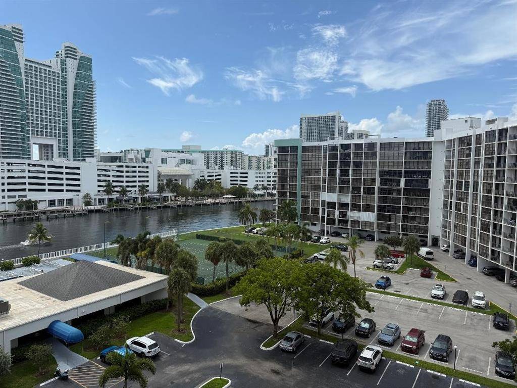 Hallandale Beach, FL 33009,600 Parkview Dr #826