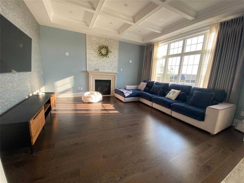 King, ON L7B 0A3,2 Castle Mountain CT