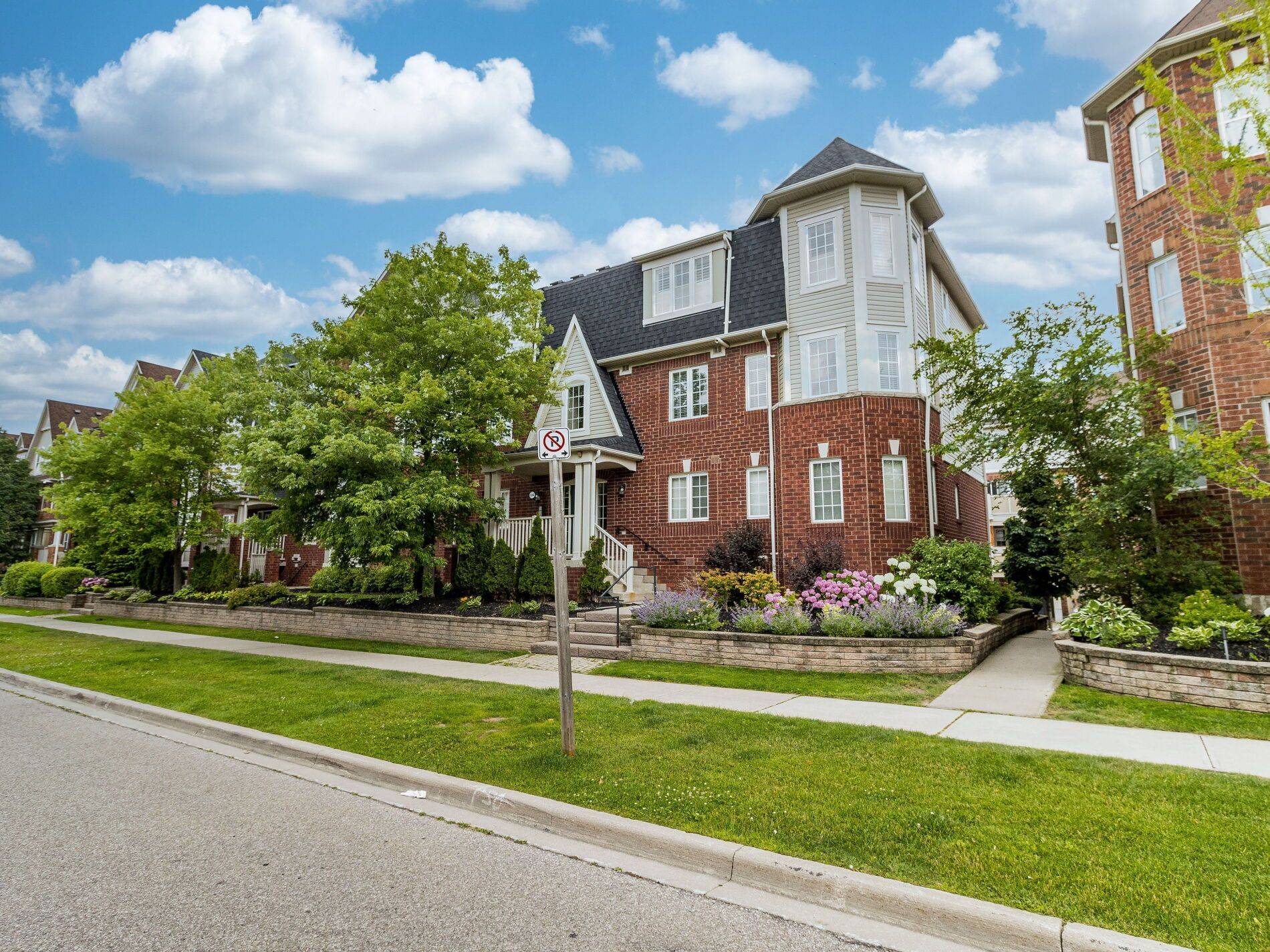 Mississauga, ON L5B 0A8,614 Shoreline DR #2