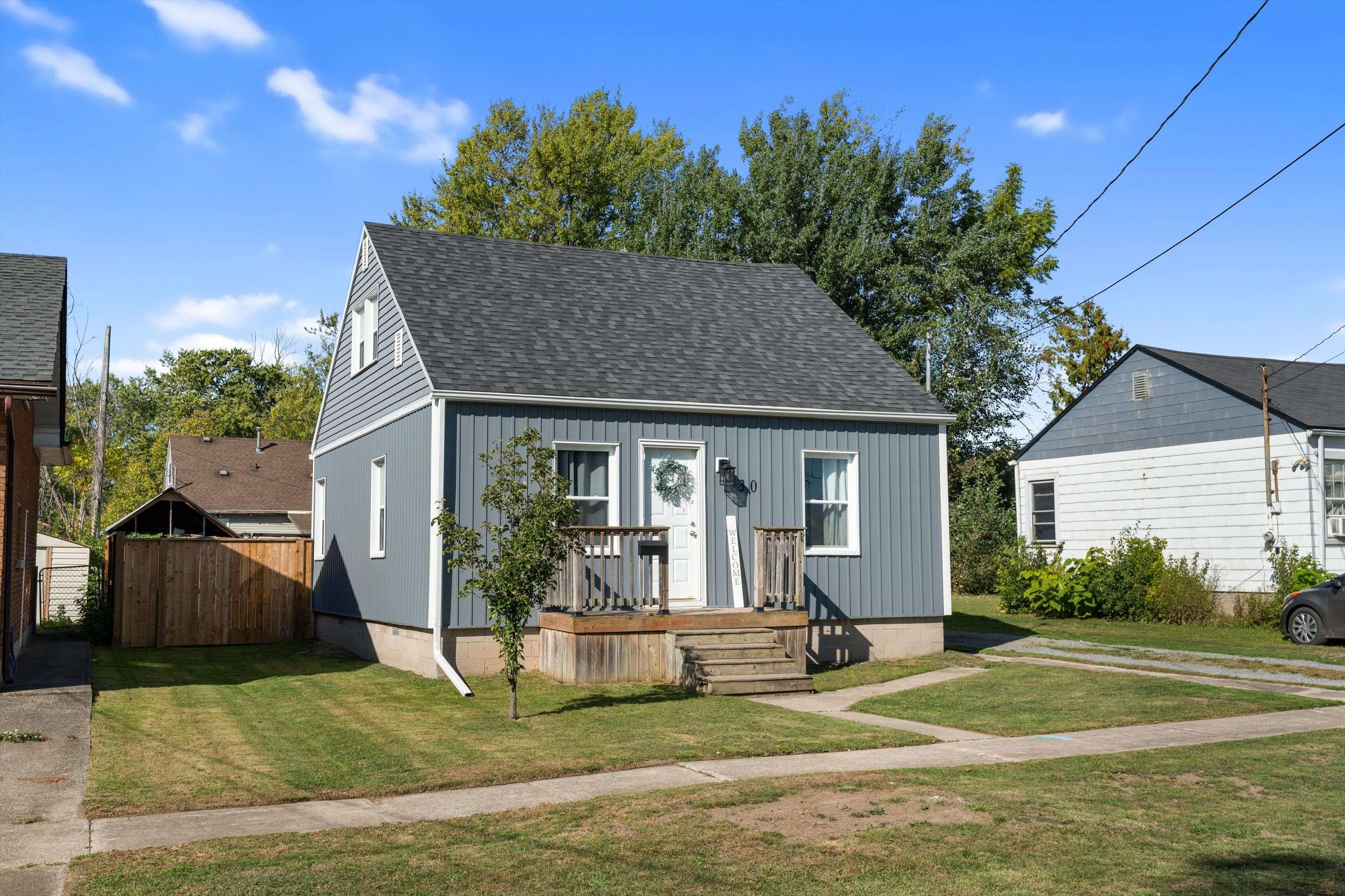 Fort Erie, ON L2A 3W4,30 Douglas ST