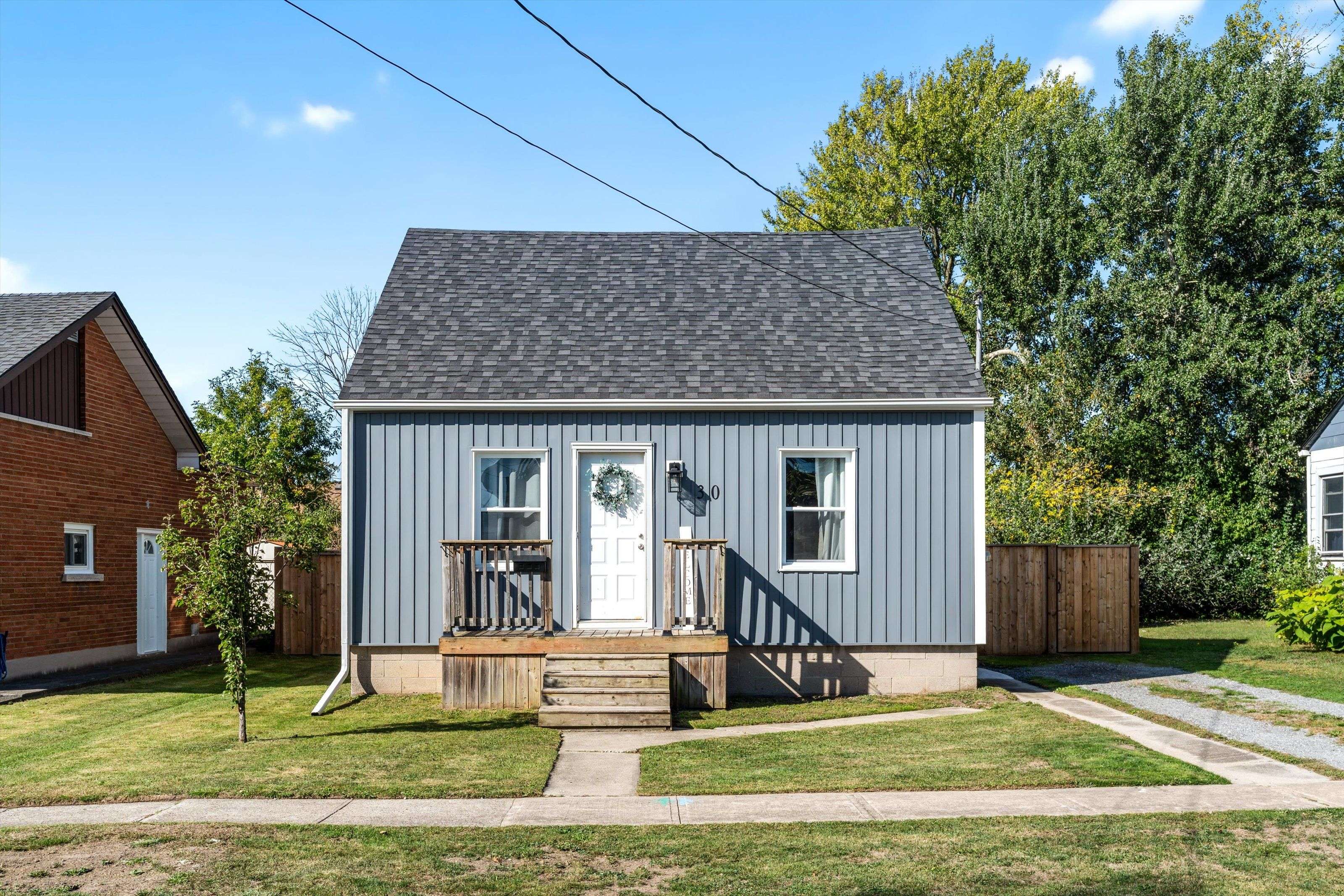 Fort Erie, ON L2A 3W4,30 Douglas ST