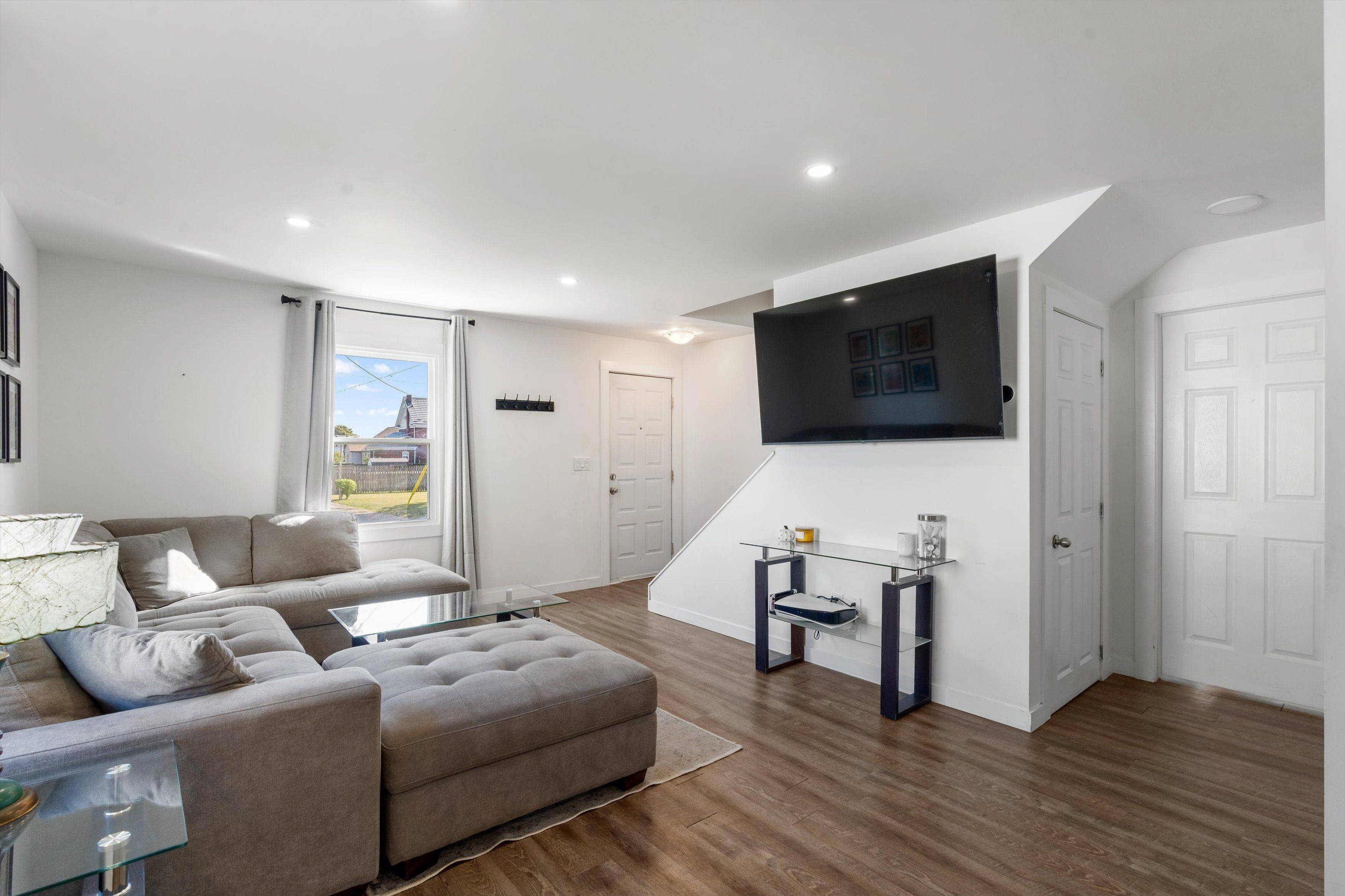 Fort Erie, ON L2A 3W4,30 Douglas ST