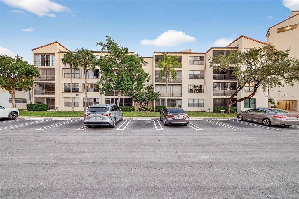 Pompano Beach, FL 33069,2312 S Cypress Bend Dr #405