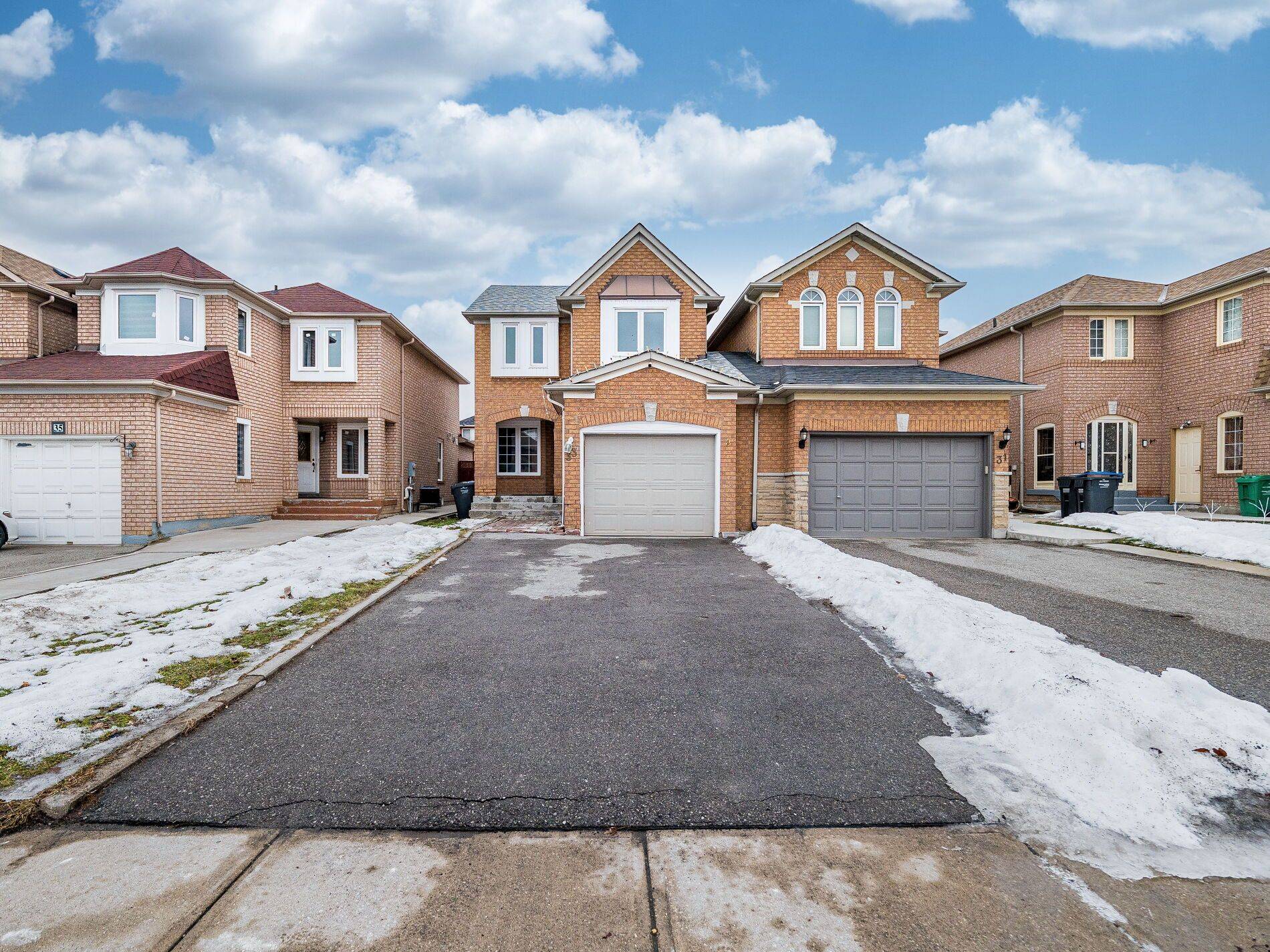 Brampton, ON L6R 1R2,33 Fiddleneck CRES