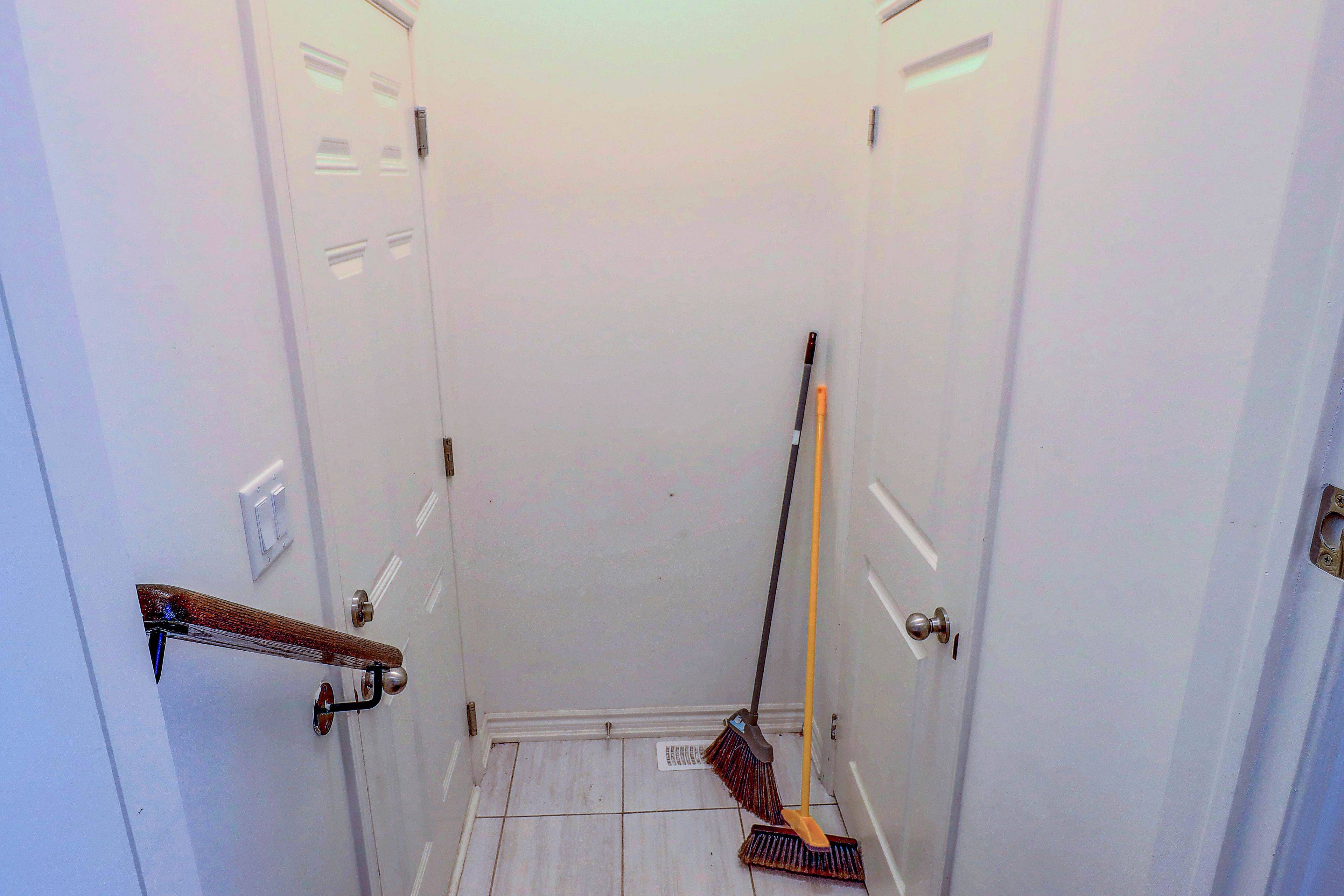 Oshawa, ON L1H 8L7,1222 Rexton DR