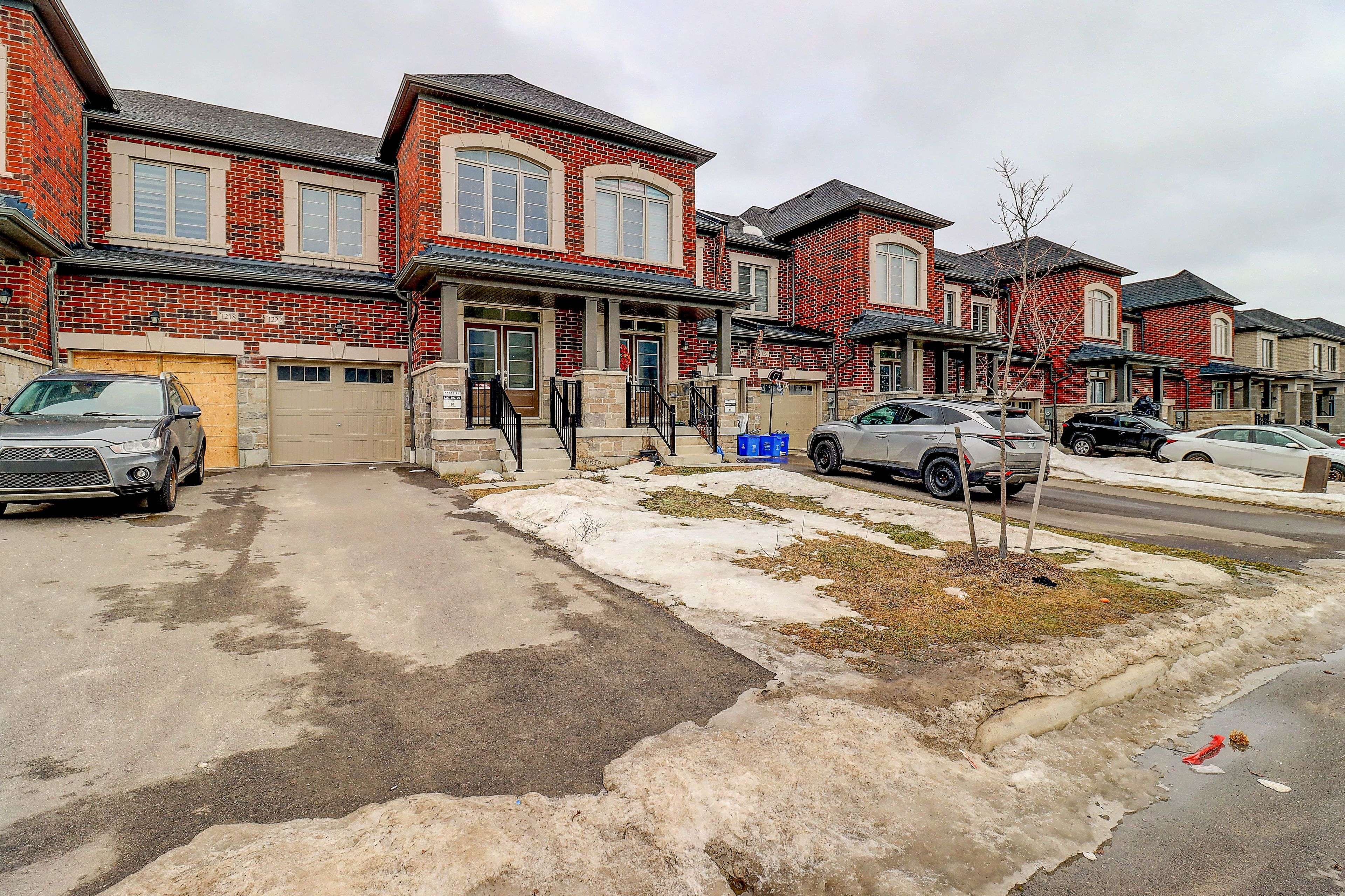 Oshawa, ON L1H 8L7,1222 Rexton DR