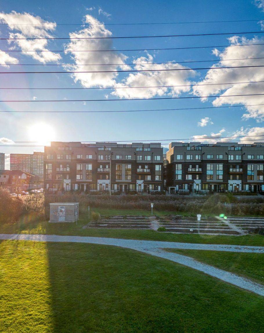 Pickering, ON L1V 0E9,1555 Kingston RD #404