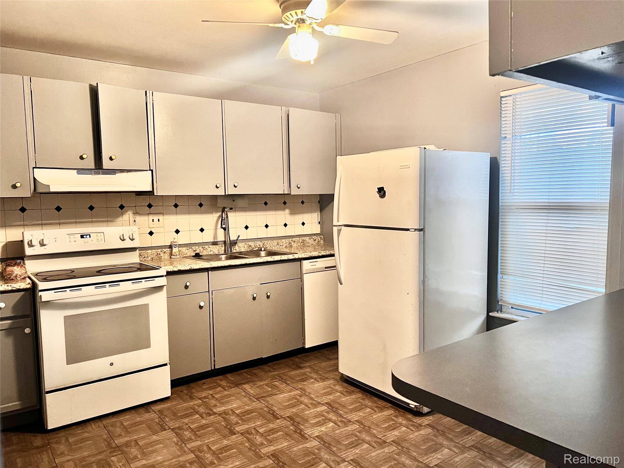 Oak Park, MI 48237,22116 Dante ST #218