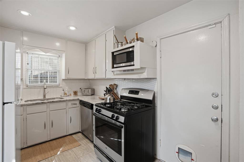 Dallas, TX 75220,9841 Lakemont Drive