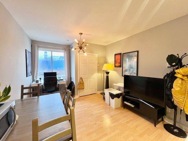 Toronto C01, ON M5T 1T1,409 College ST #5