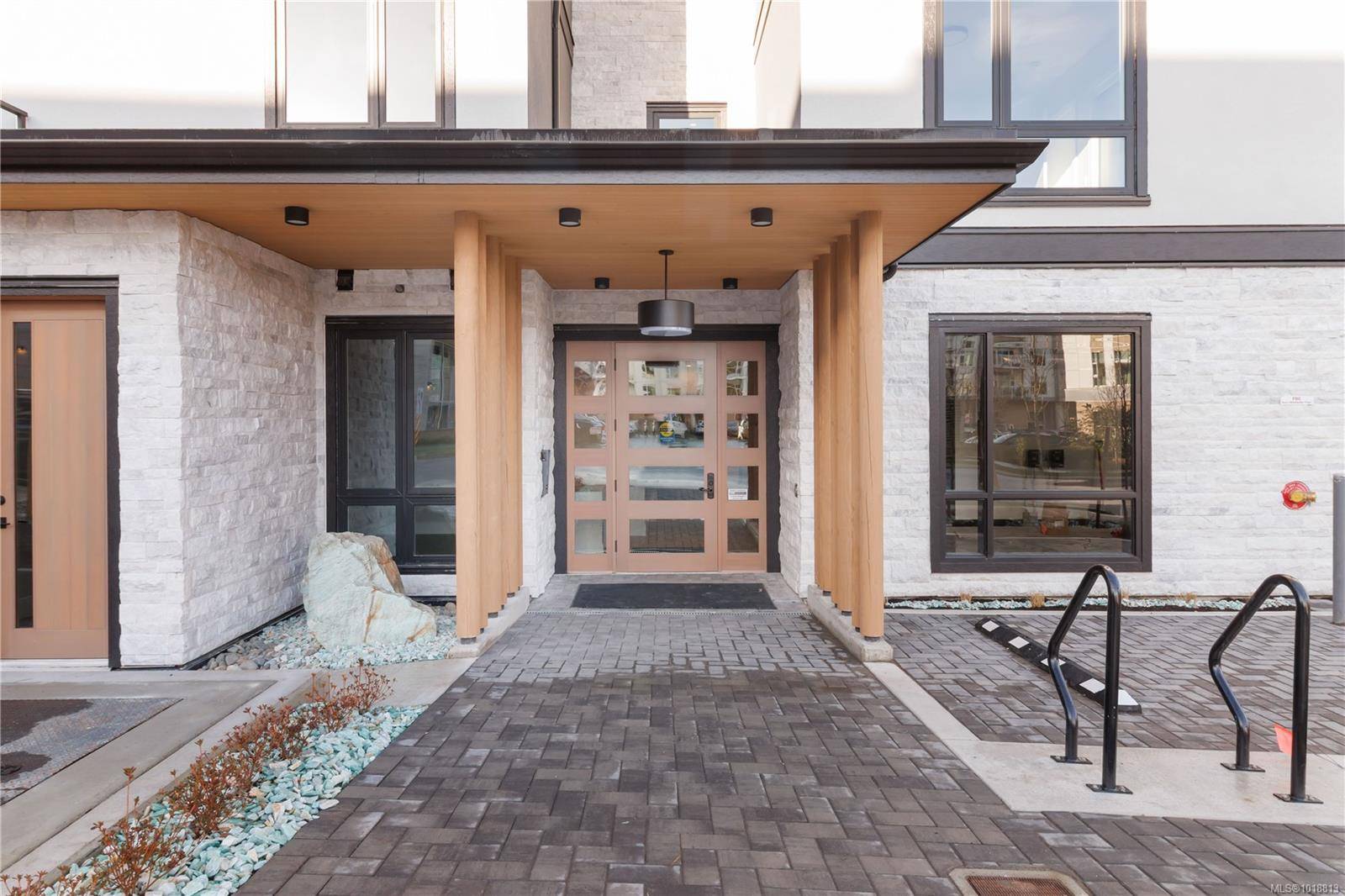 Saanich, BC V8Y 1M4,986 Doumac Ave #202