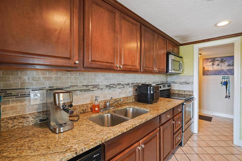 Lauderhill, FL 33319,4174 Inverrary Dr #701