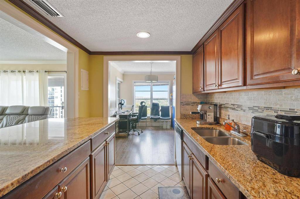 Lauderhill, FL 33319,4174 Inverrary Dr #701