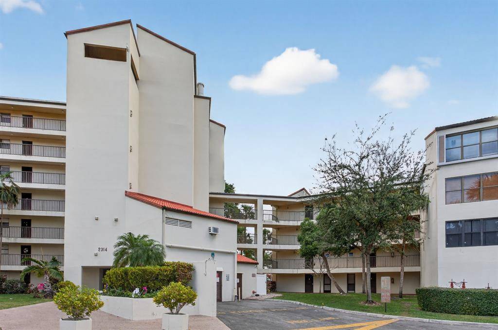 Pompano Beach, FL 33069,2314 S Cypress Bend Dr #114