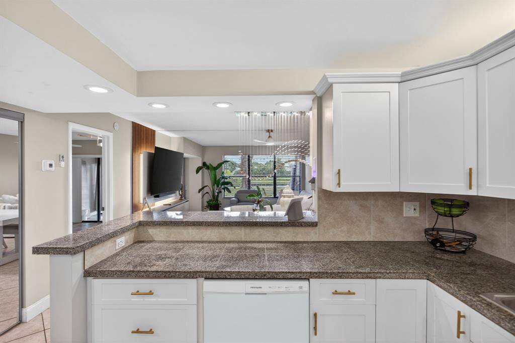 Pompano Beach, FL 33069,2314 S Cypress Bend Dr #114