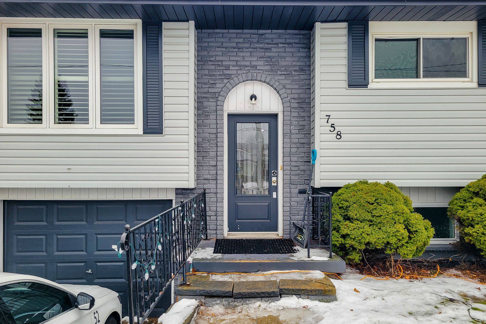 Hamilton, ON L8W 1A8,758 Stone Church RD E