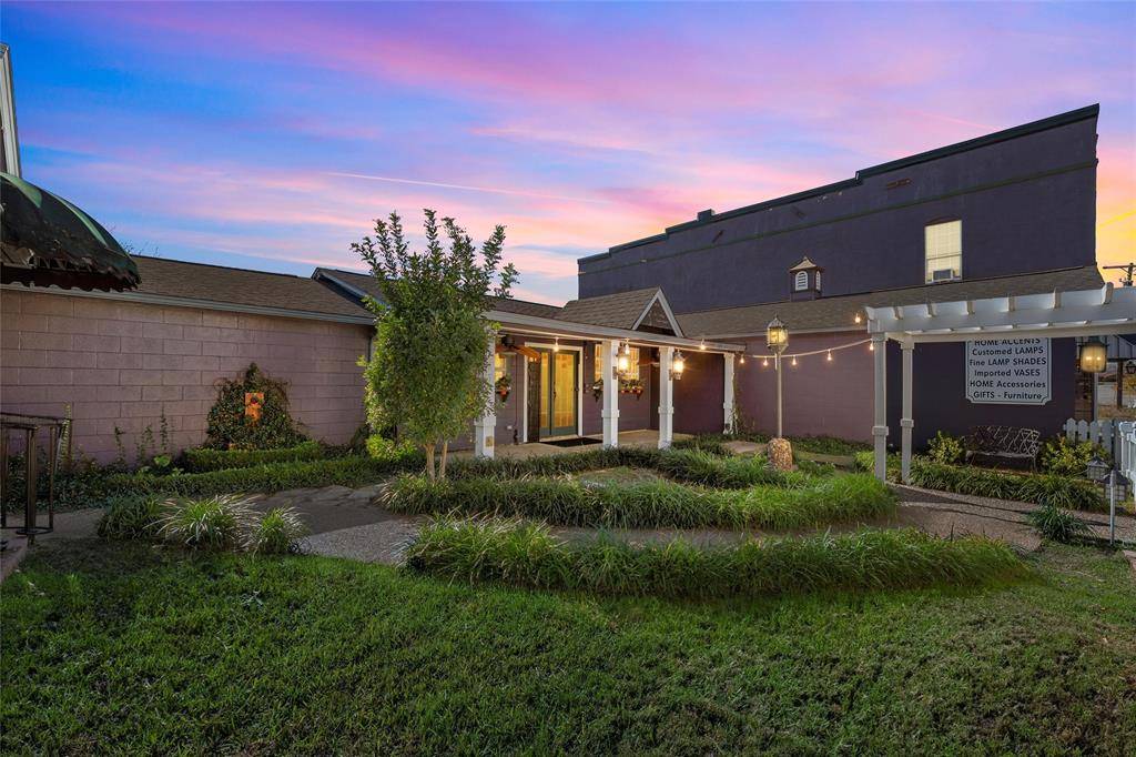 Lorena, TX 76655,103-105 E Center Street