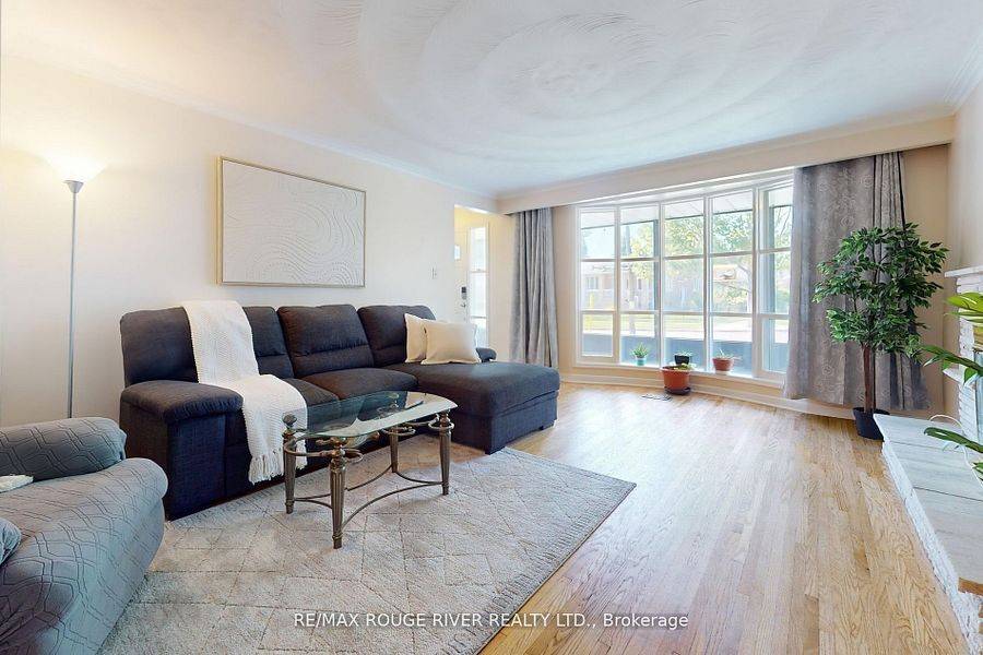 Toronto E10, ON M1E 3N8,18 Darlingside DR