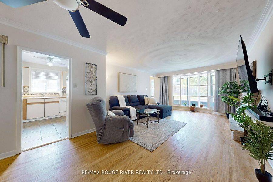 Toronto E10, ON M1E 3N8,18 Darlingside DR