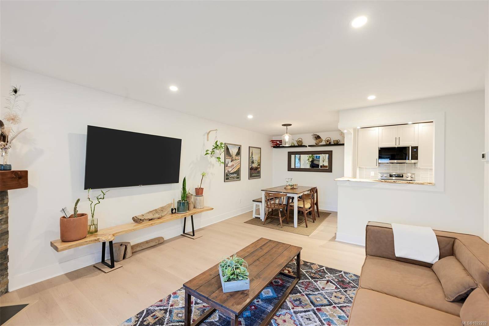 Saanich, BC V8X 4S4,3255 Glasgow Ave #311