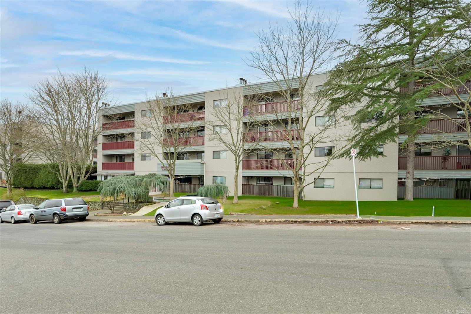 Saanich, BC V8X 4S4,3255 Glasgow Ave #311