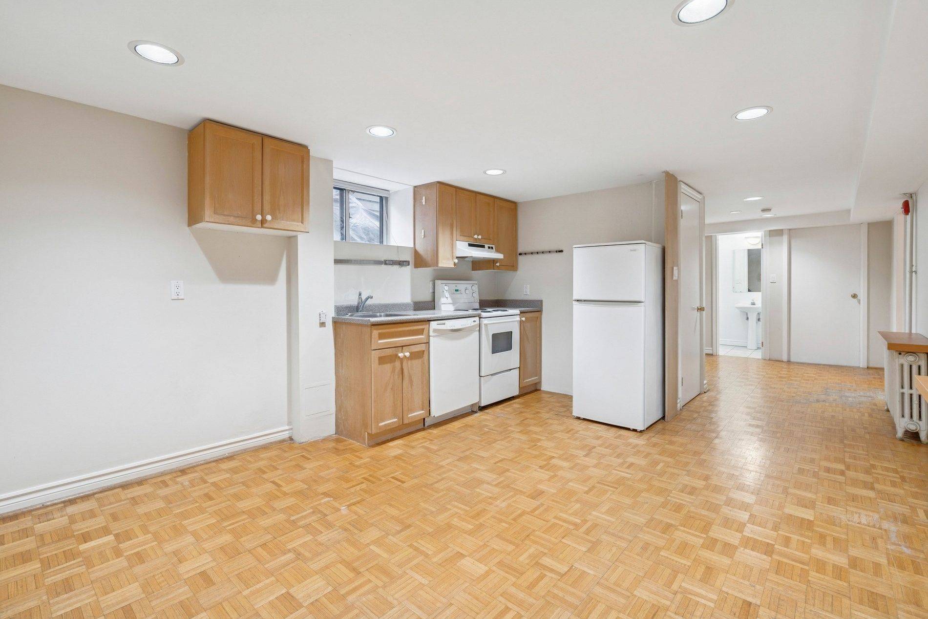 Toronto C02, ON M4V 2G6,12 Foxbar RD #Basement