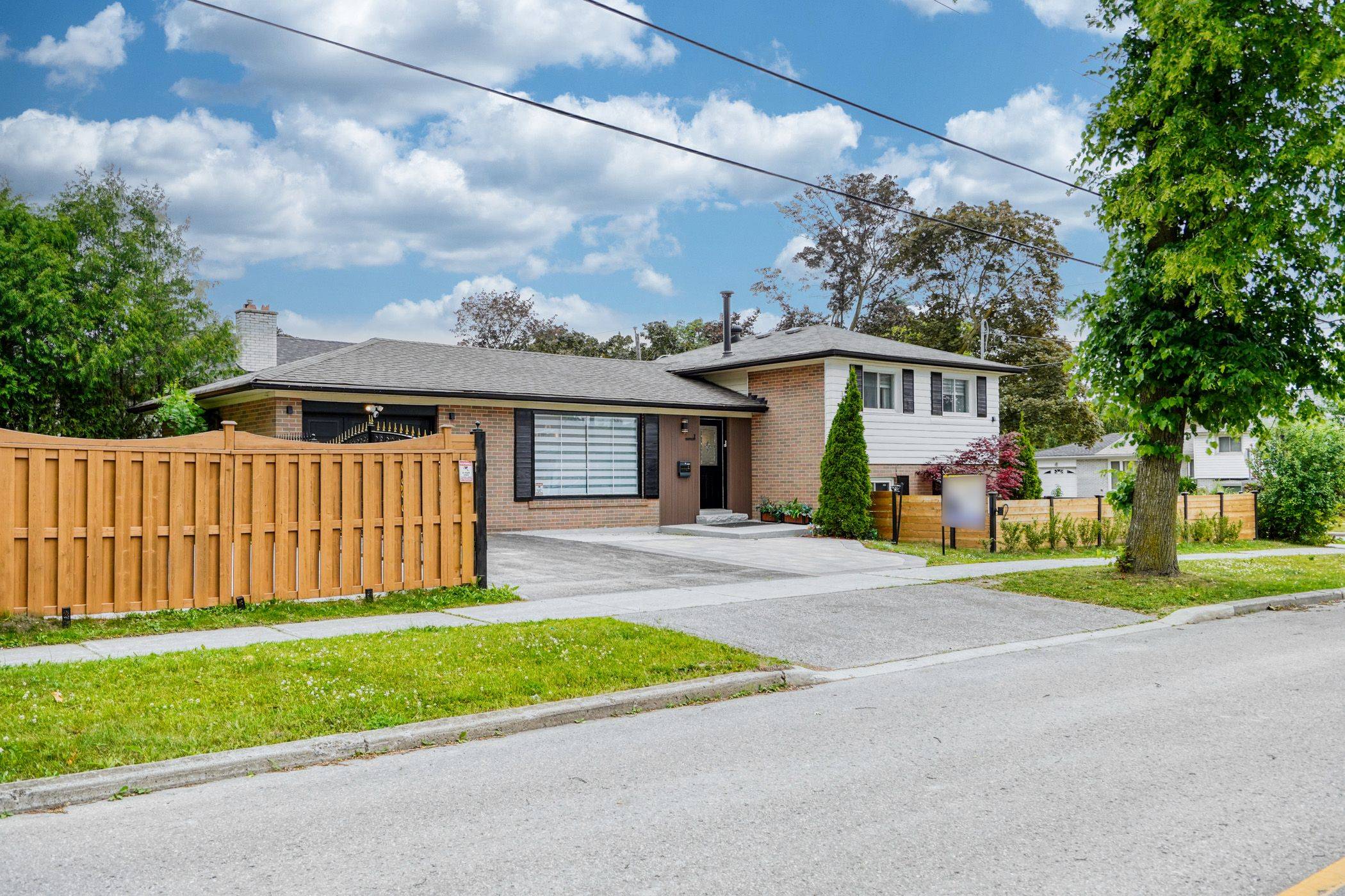 Toronto C15, ON M2J 2H8,2 Lesgay CRES