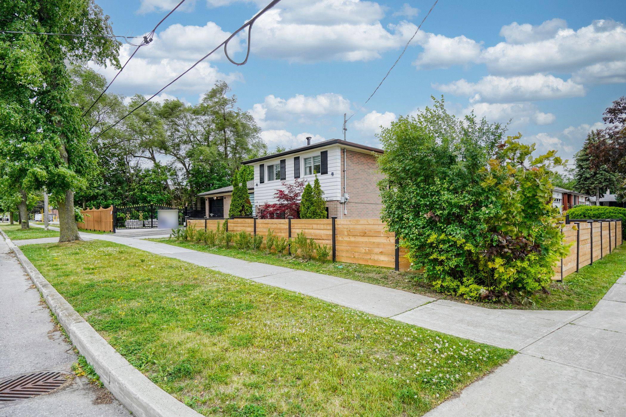 Toronto C15, ON M2J 2H8,2 Lesgay CRES