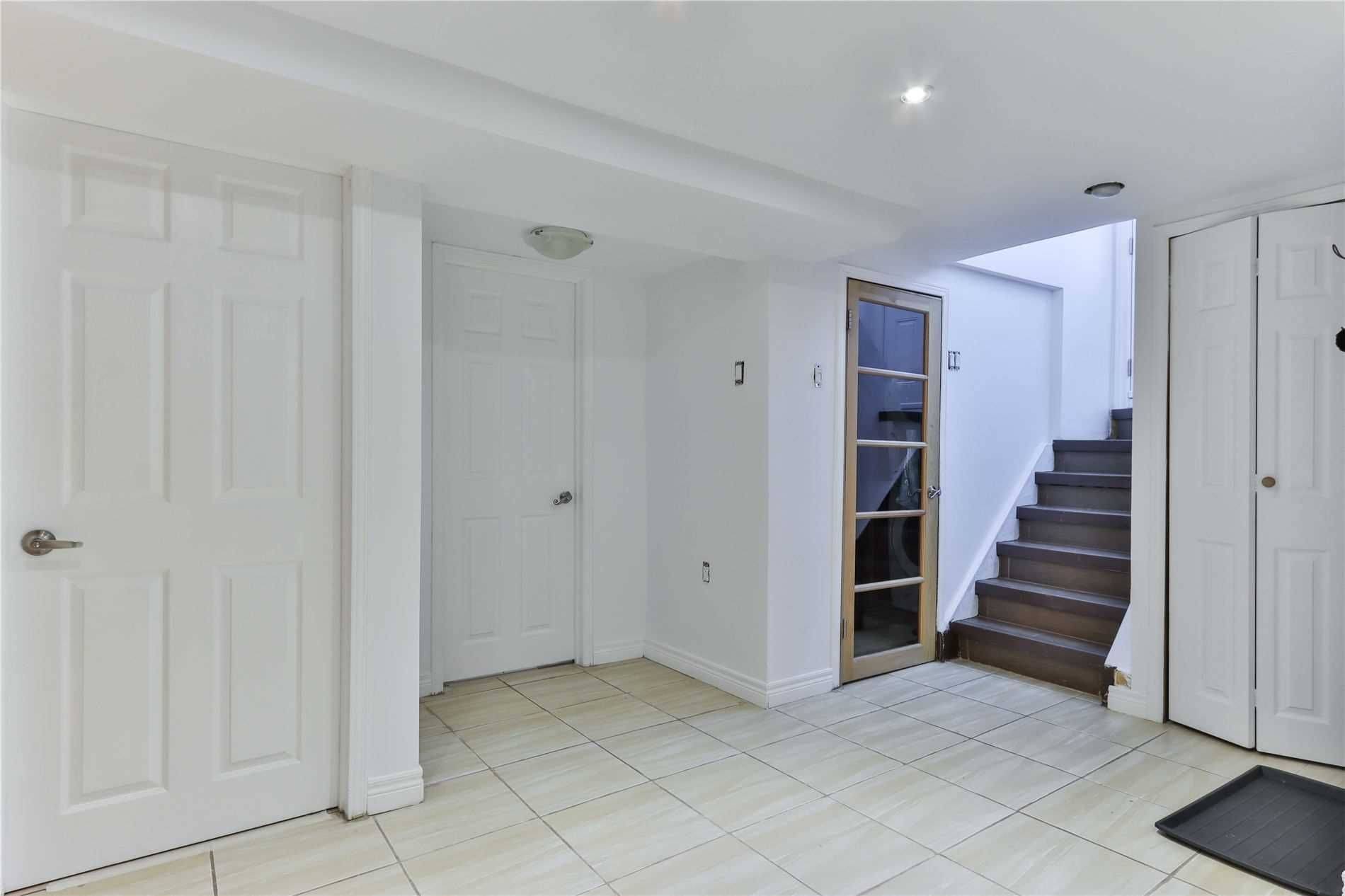 Toronto E04, ON M1R 3Y1,100 Ellington DR #Lower