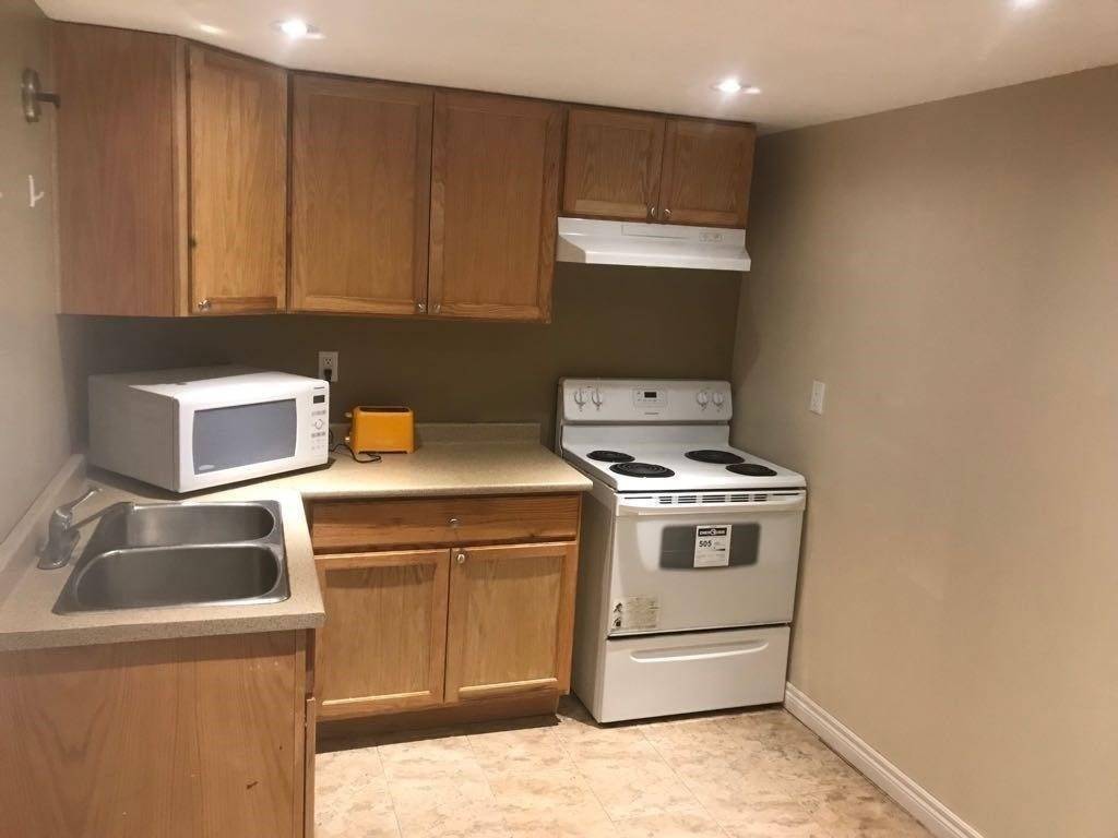 Mississauga, ON L5V 1B4,6152 Hardesty CRES