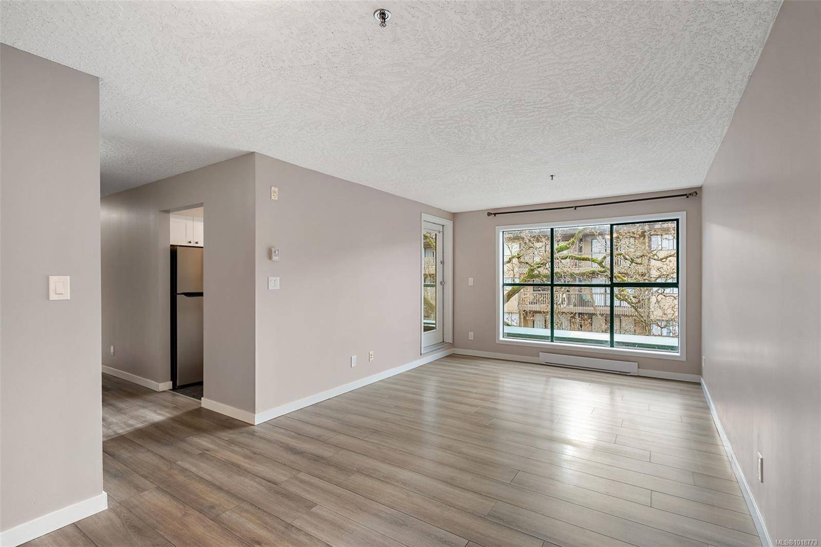 Saanich, BC V8X 1G6,3460 Quadra St #209