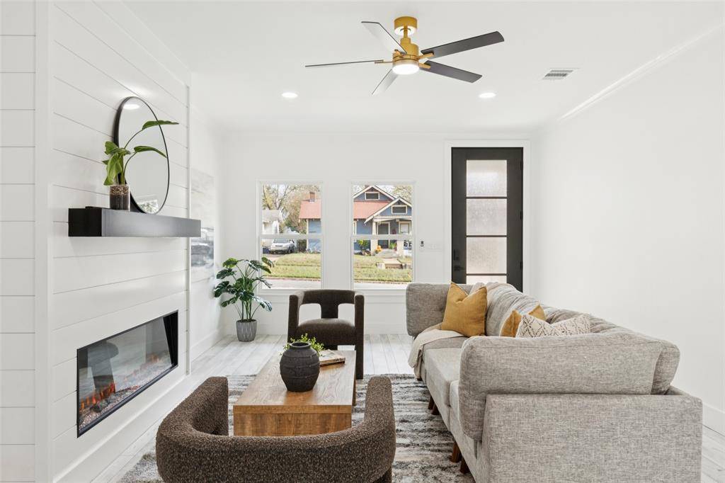 Dallas, TX 75208,823 S Winnetka Avenue