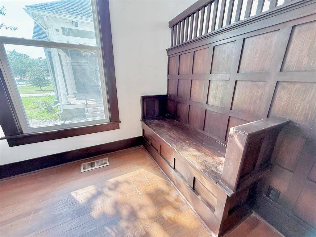 Denison, TX 75020,517 W Hull Street