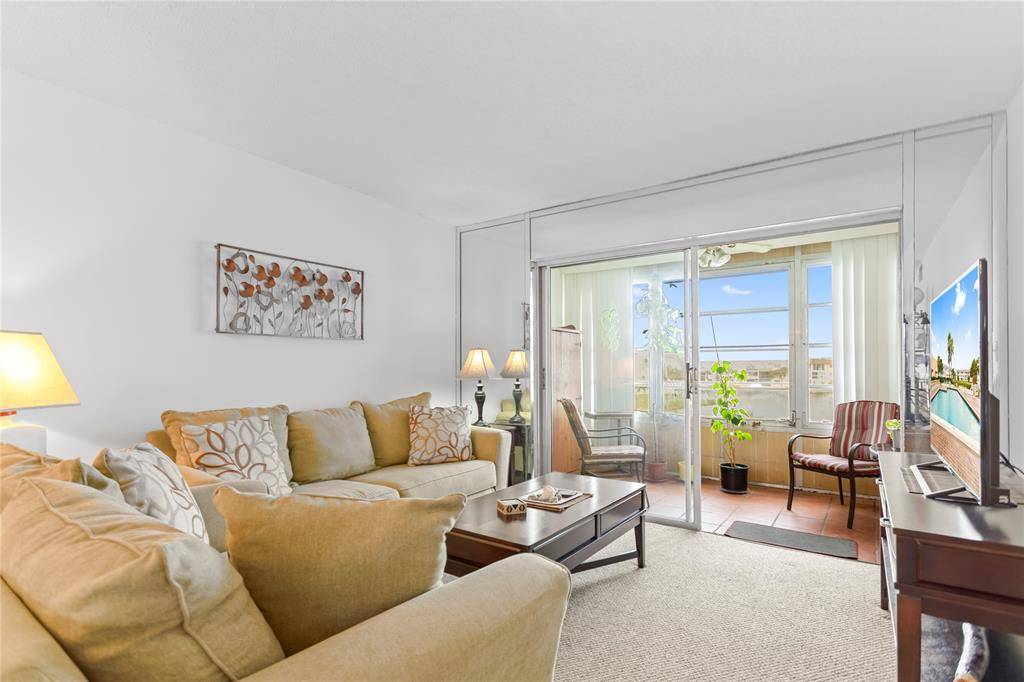 Sunrise, FL 33322,8280 Sunrise Lakes Blvd #306