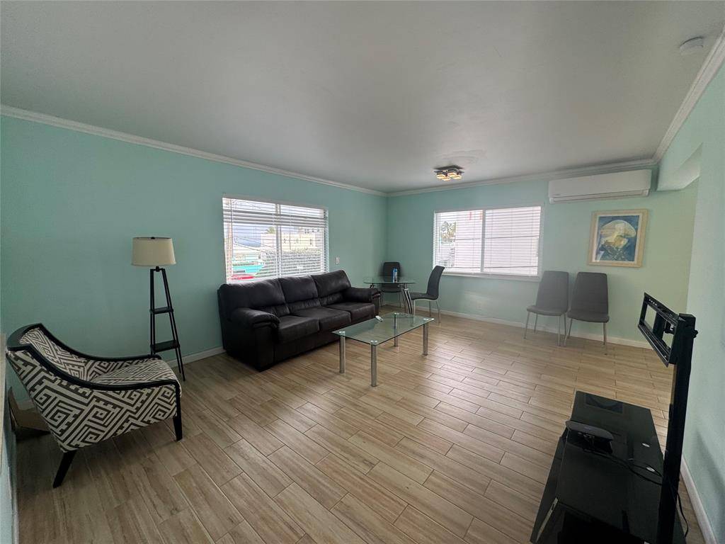 Hollywood, FL 33019,323 Monroe St #2