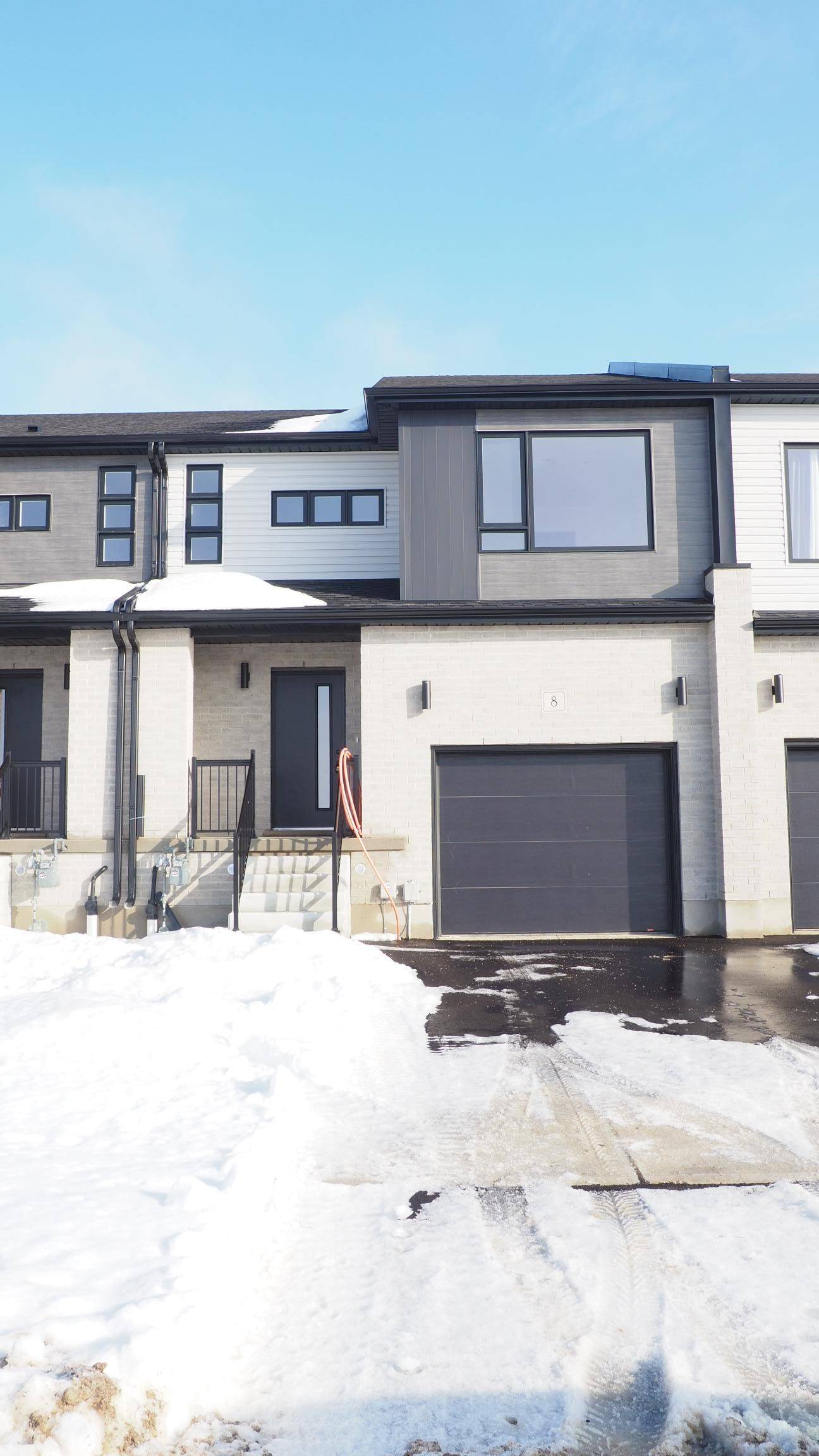 Stratford, ON N5A 6S6,8 Riddell DR