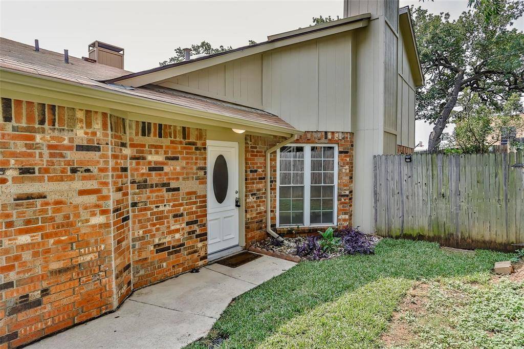 Euless, TX 76040,116 Main Place