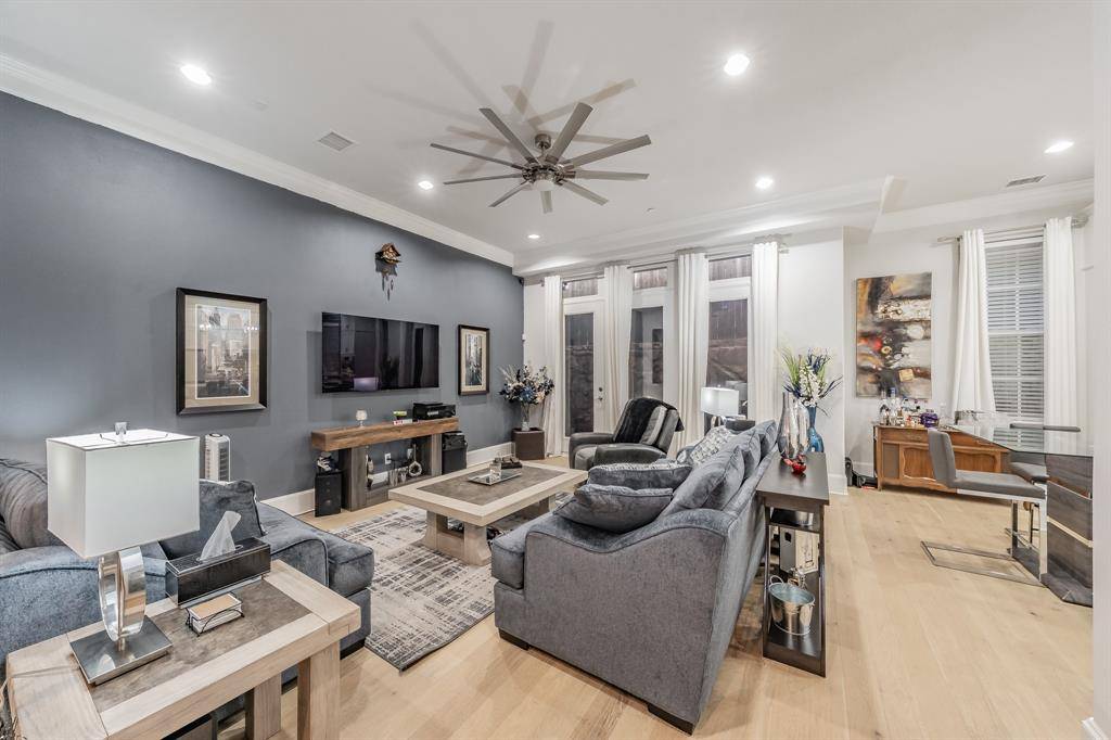 Dallas, TX 75240,7333 Valley View Lane #902