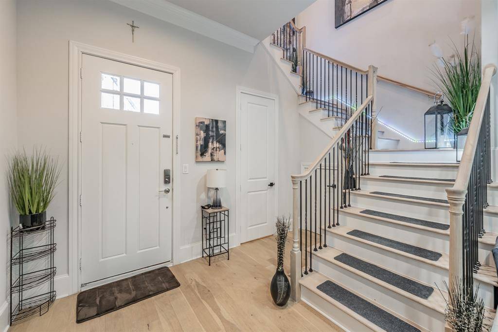 Dallas, TX 75240,7333 Valley View Lane #902