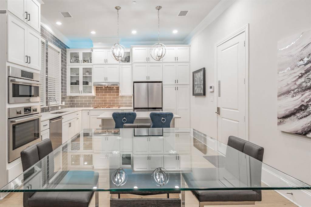 Dallas, TX 75240,7333 Valley View Lane #902