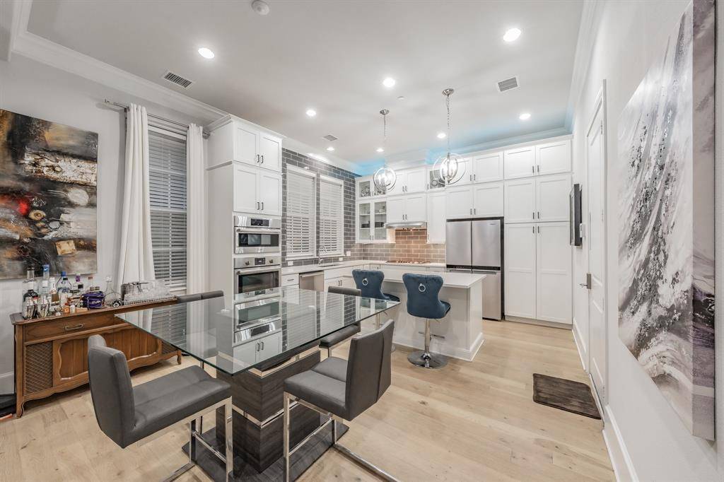 Dallas, TX 75240,7333 Valley View Lane #902