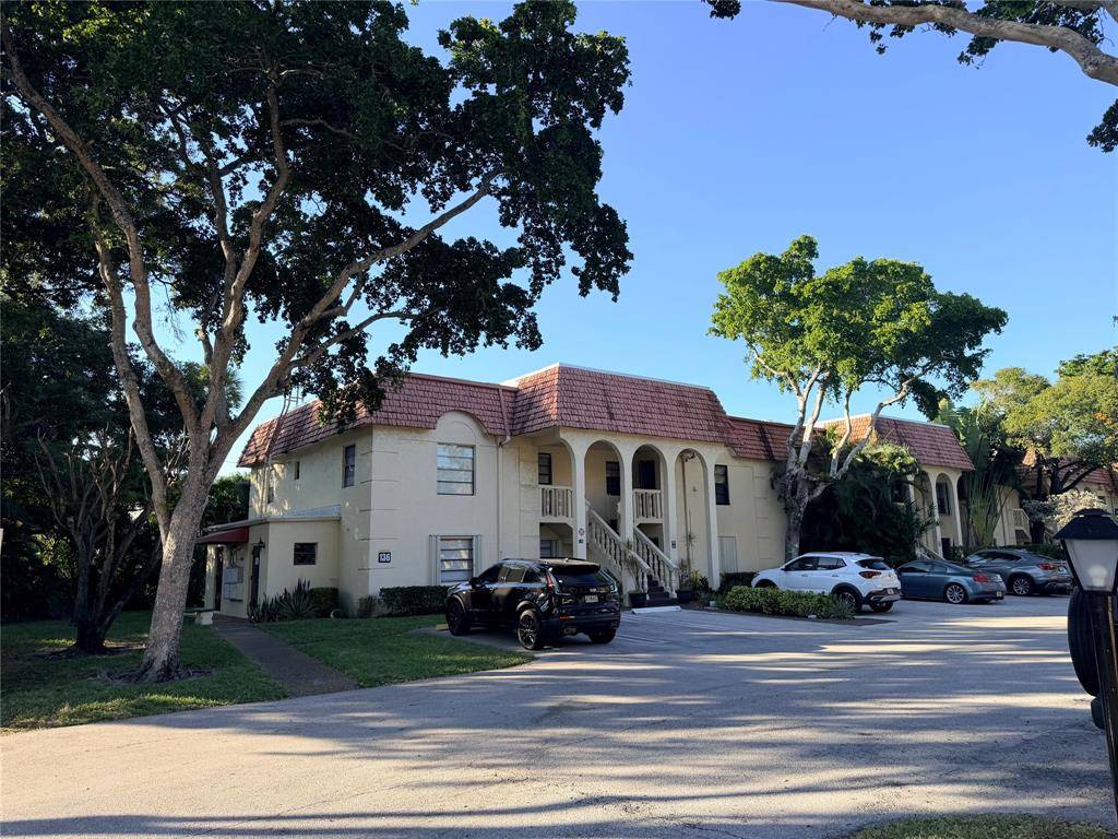 Pompano Beach, FL 33060,136 S Cypress Rd #317