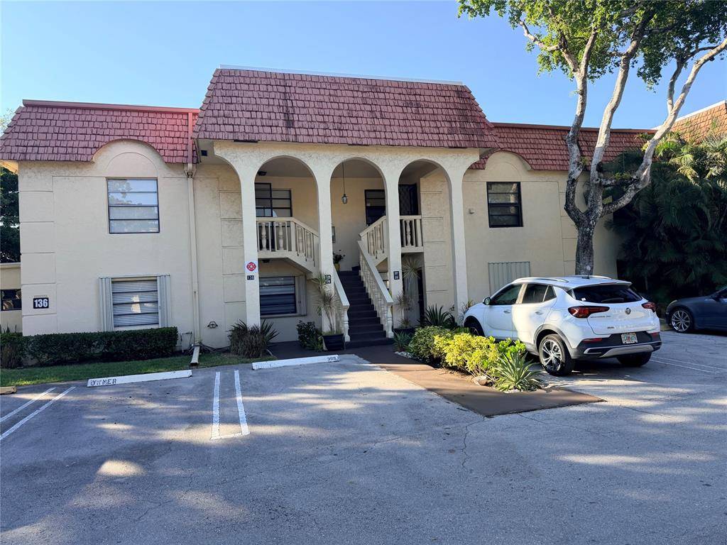Pompano Beach, FL 33060,136 S Cypress Rd #317